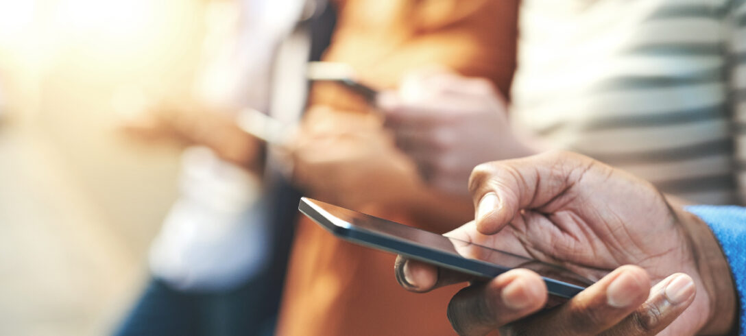 4 amis côte à côte naviguant sur mobile