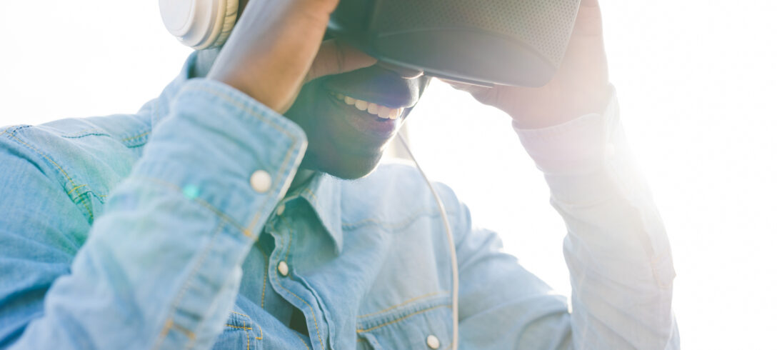 Homme portant la réalité virtuelle et casque souriant