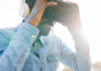 Homme portant la réalité virtuelle et casque souriant