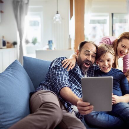 Gros plan d'une jeune famille à l'aide d'une tablette à la maison