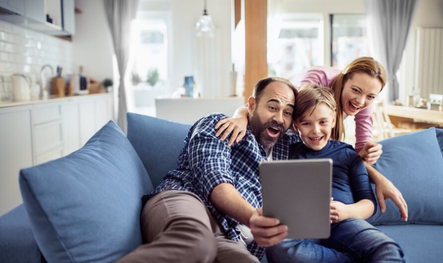 Gros plan d'une jeune famille à l'aide d'une tablette à la maison