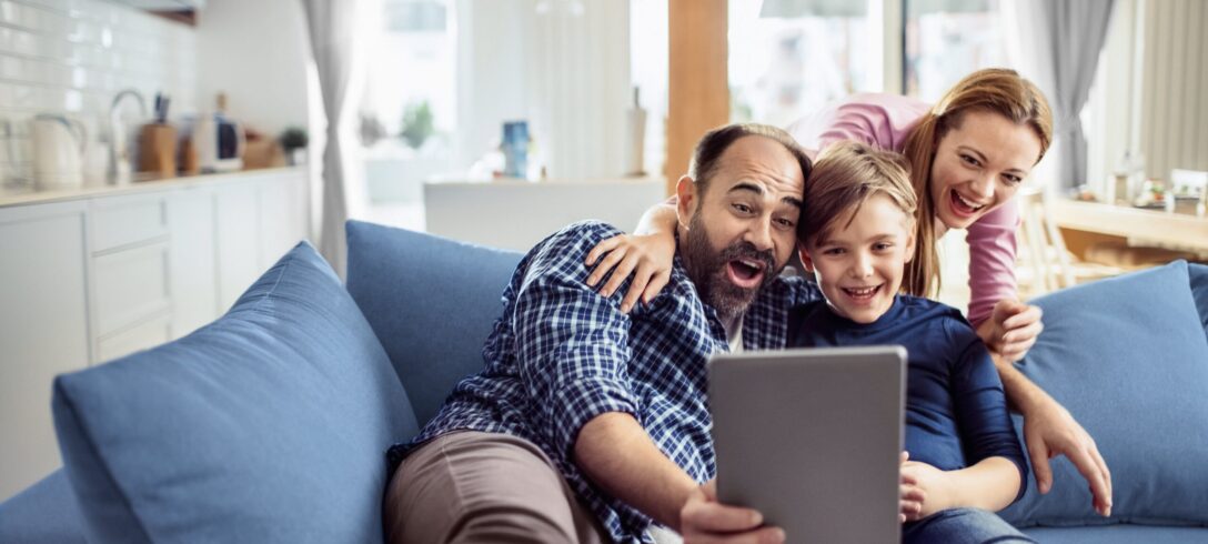 Gros plan d'une jeune famille à l'aide d'une tablette à la maison