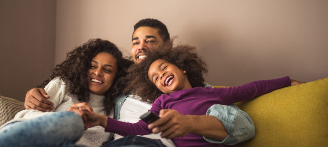famille souriante regardant un film
