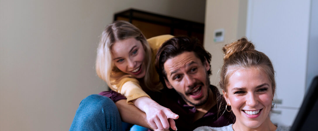 3 amis regardent une vidéo amusante sur leur tablette