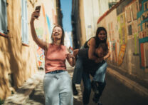 jeune homme prenant un selfie avec ses deux amis dans une rue de ville en france