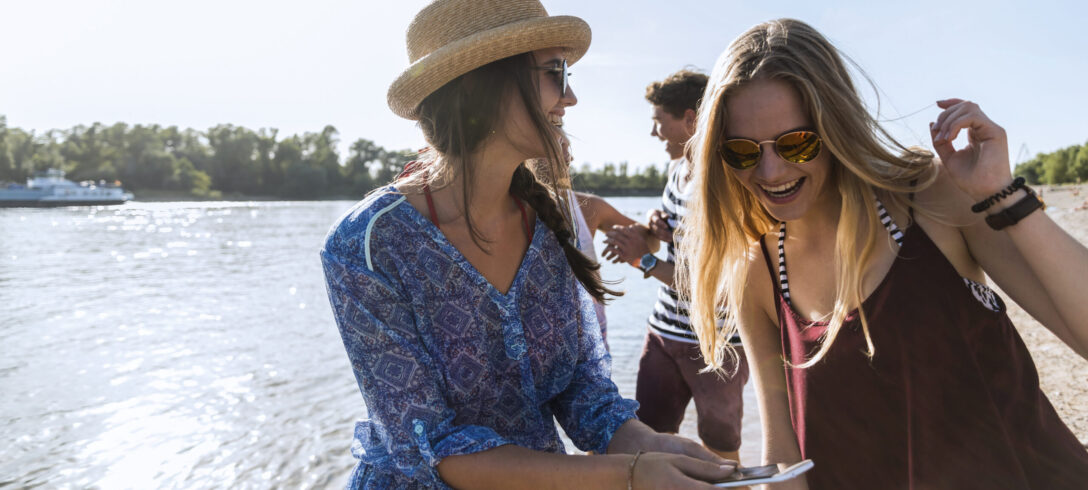Amis heureux à la rivière en été
