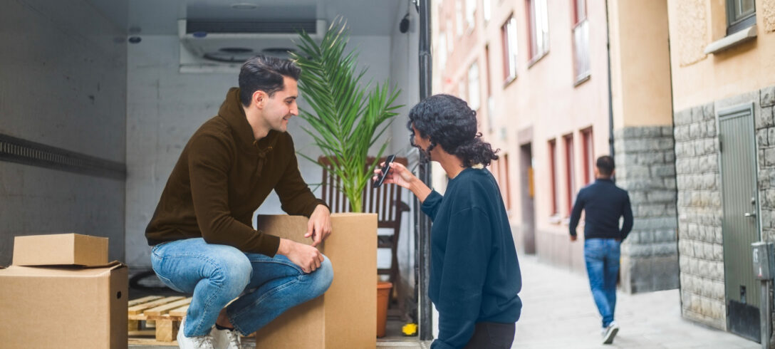 homme et femme à l'arrière d'un camion de déménagement parlant