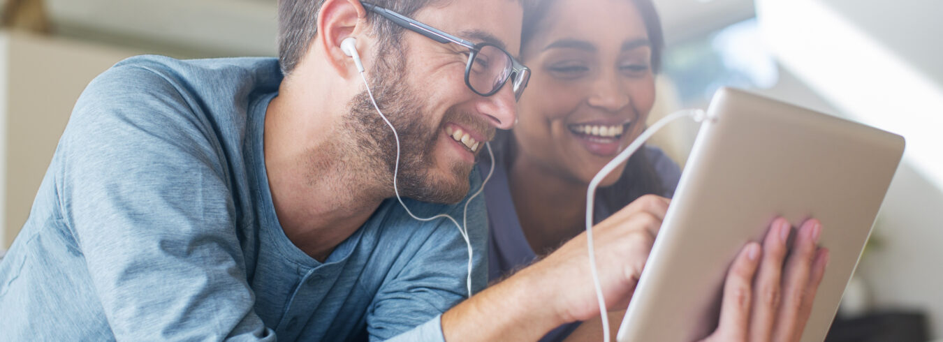 un couple écoutant de la musique ensemble sur sa tablette