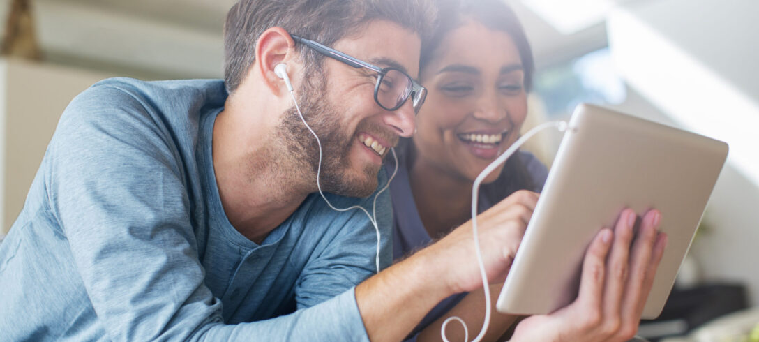 un couple écoutant de la musique ensemble sur sa tablette
