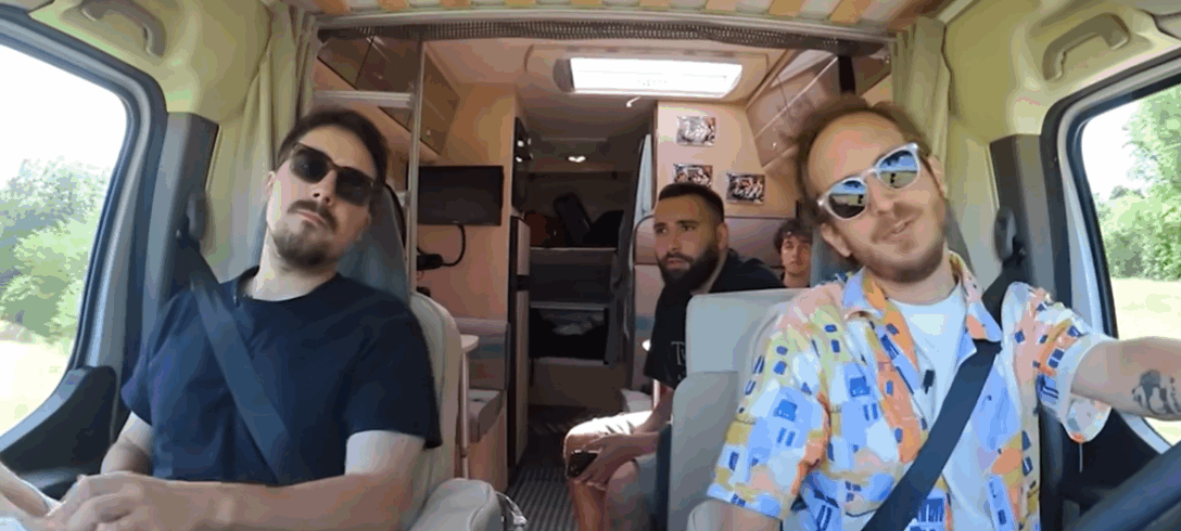 selfie de 4 amis à l'intérieur d'un camping-car lors d'un road trip