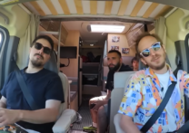 selfie de 4 amis à l'intérieur d'un camping-car lors d'un road trip