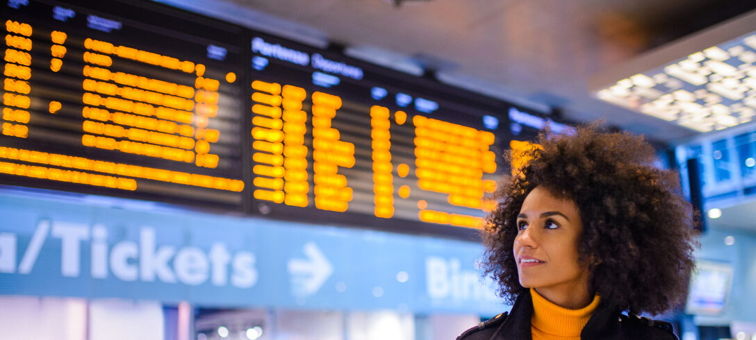 femme africaine à l'aéroport