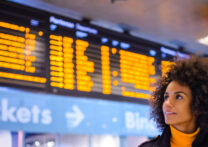 femme africaine à l'aéroport