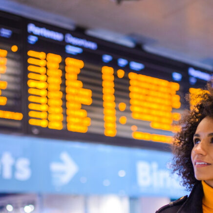 femme africaine à l'aéroport