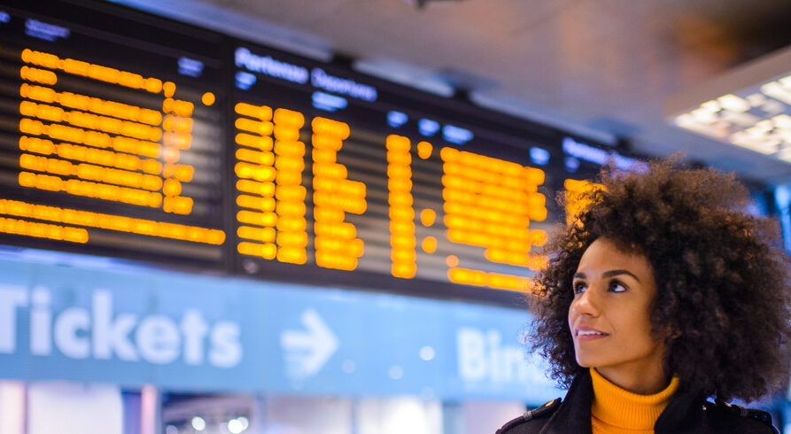 femme africaine à l'aéroport