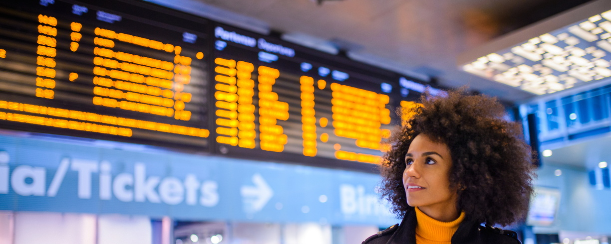 femme africaine à l'aéroport