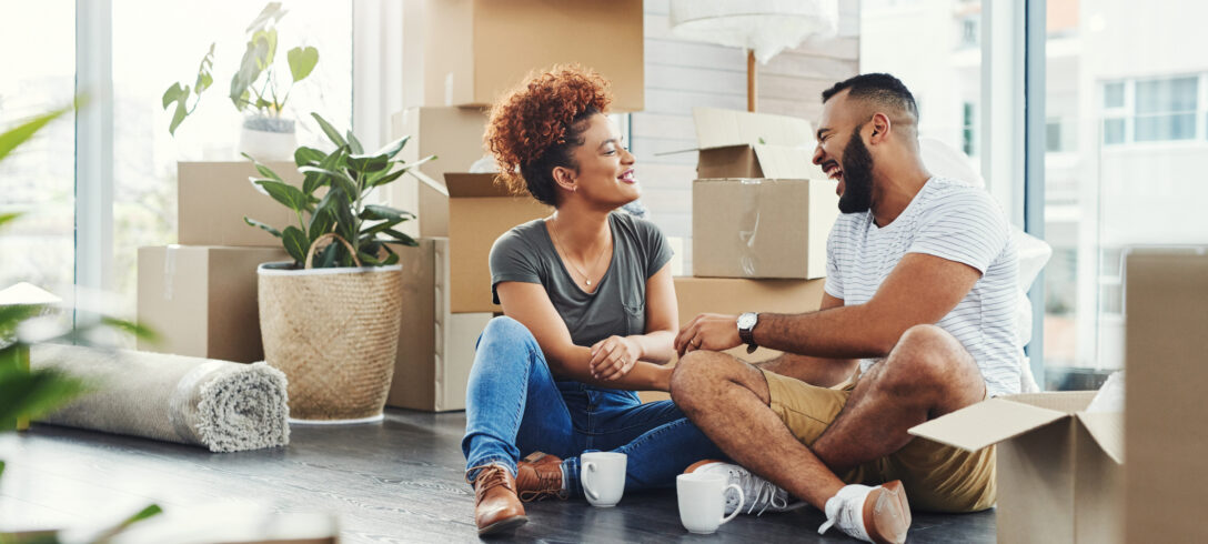 Photo d'un jeune couple prenant une pause lors d'un déménagement