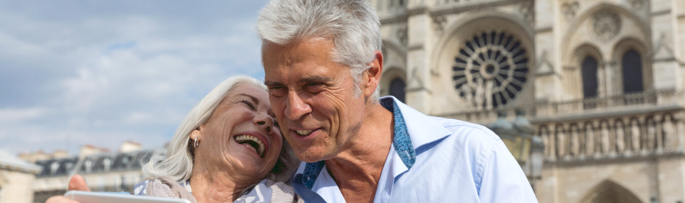 Couple de personnes âgées en vacances, passant leurs vacances à visiter la belle ville de Paris, France.