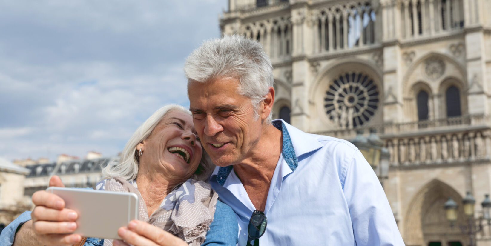 Couple de personnes âgées en vacances, passant leurs vacances à visiter la belle ville de Paris, France.