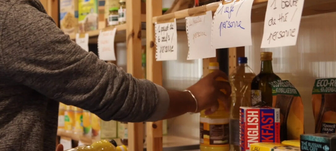 étagère avec de la nourriture