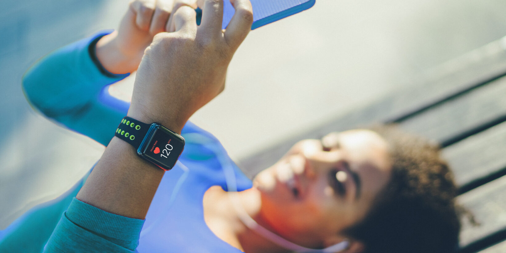 Le cadeau du giga : ensemble, donnez des plans et une femme métisse allongée sur un banc et écoutant de la musique sur des smartphones à ceux qui en ont besoin