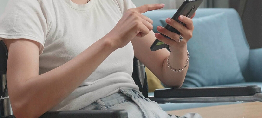 femme utilisant un téléphone portable