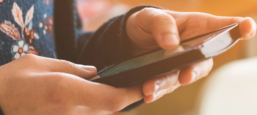 gros plan sur quelqu'un qui utilise son téléphone portable