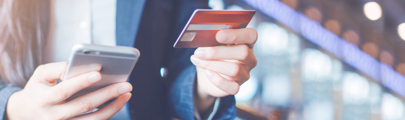 femme effectuant un paiement en ligne avec sa carte de crédit