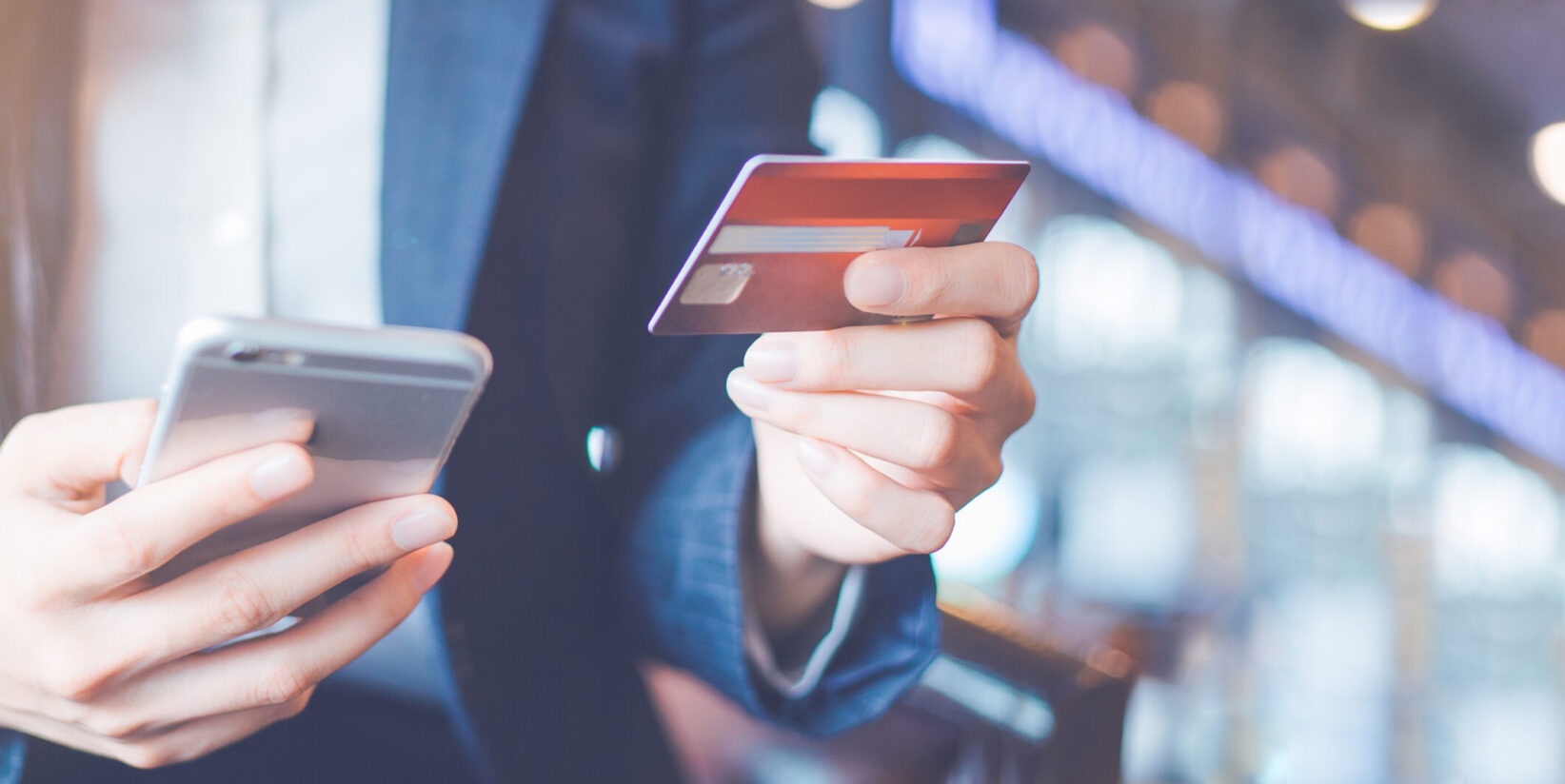 femme effectuant un paiement en ligne avec sa carte de crédit
