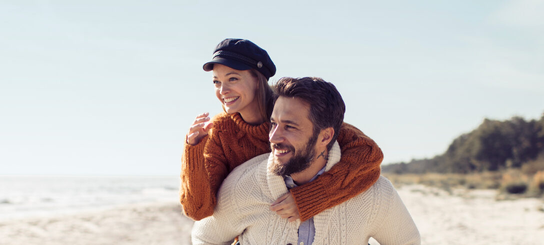 Un homme et une femme sur la plage