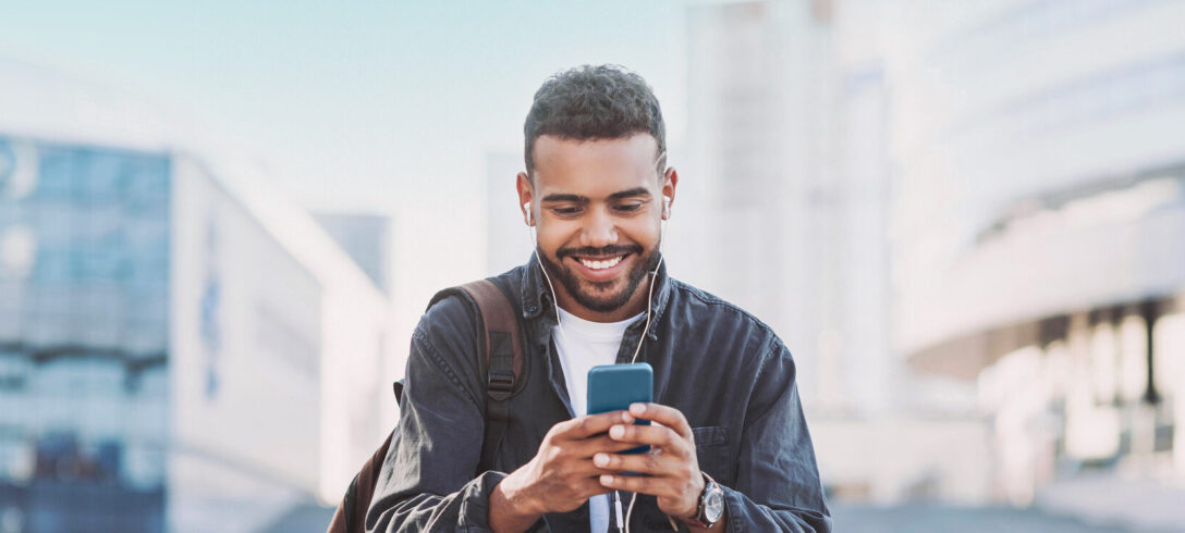 garçon souriant sur téléphone portable