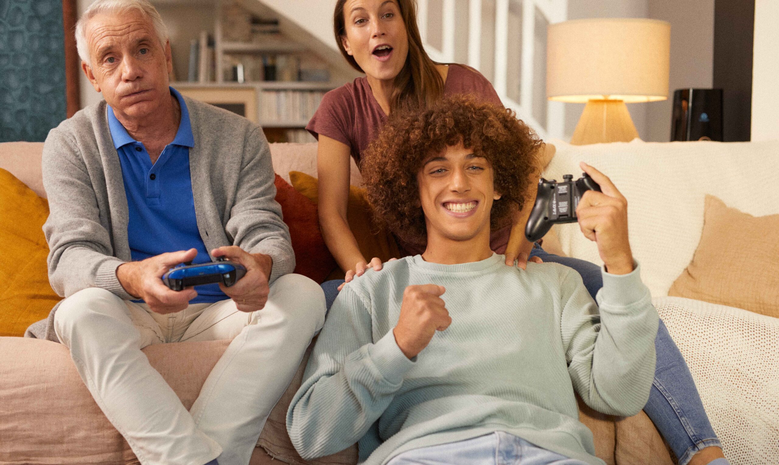ado jouant aux jeux vidéo avec ses parents