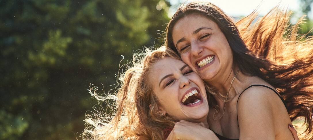 Deux femmes souriantes s'embrassant