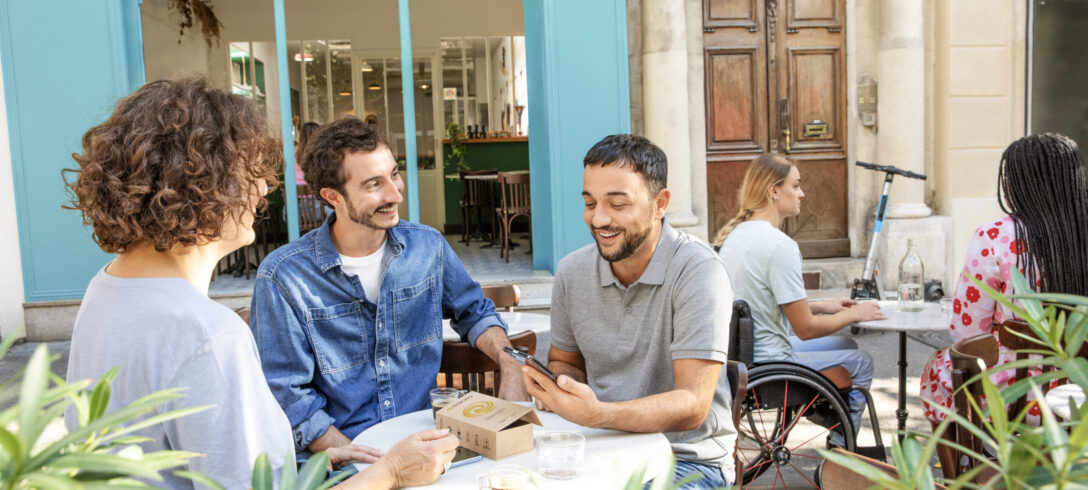 amis assis autour d'une table
