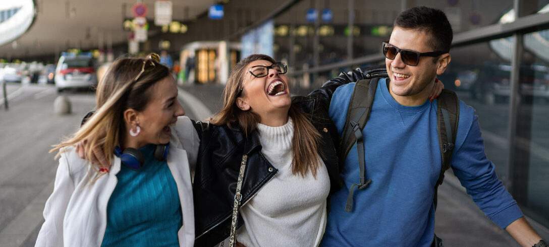 3 amis heureux sur le chemin de l'aéroport