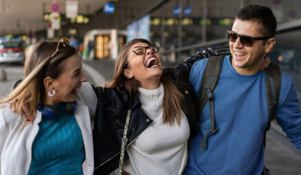 3 amis heureux sur le chemin de l'aéroport