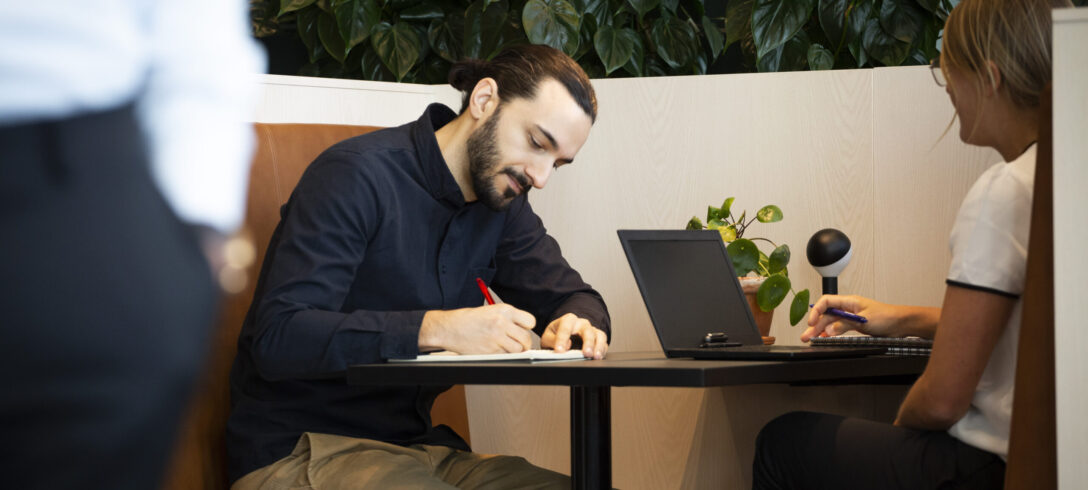homme écrivant sur une table