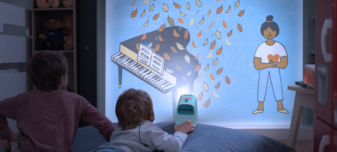 enfant devant projecteur Tikino