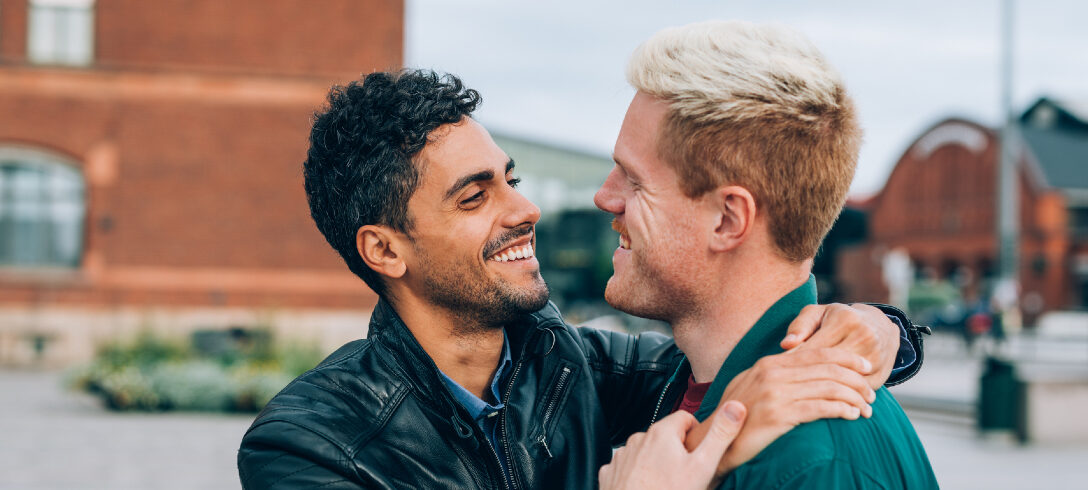 deux hommes amoureux s'embrassent en se souriant