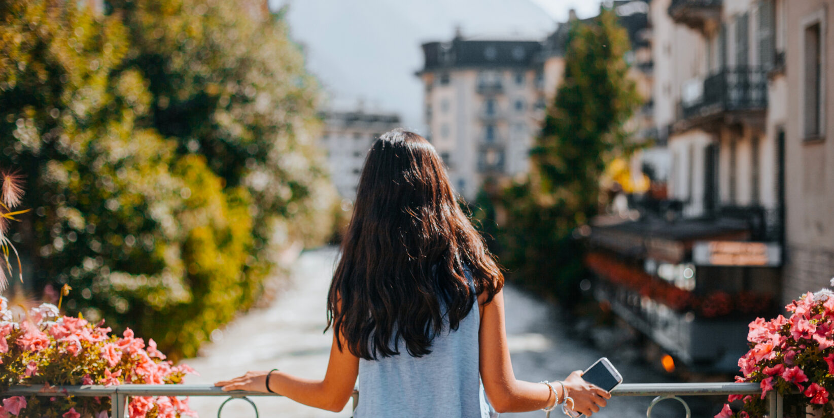 Jeune Fille à Chamonix avec son téléphone
