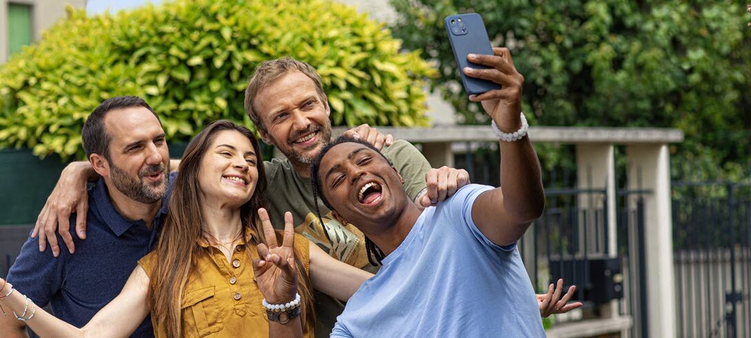 groupe d'amis en appel vidéo sur leur smartphone